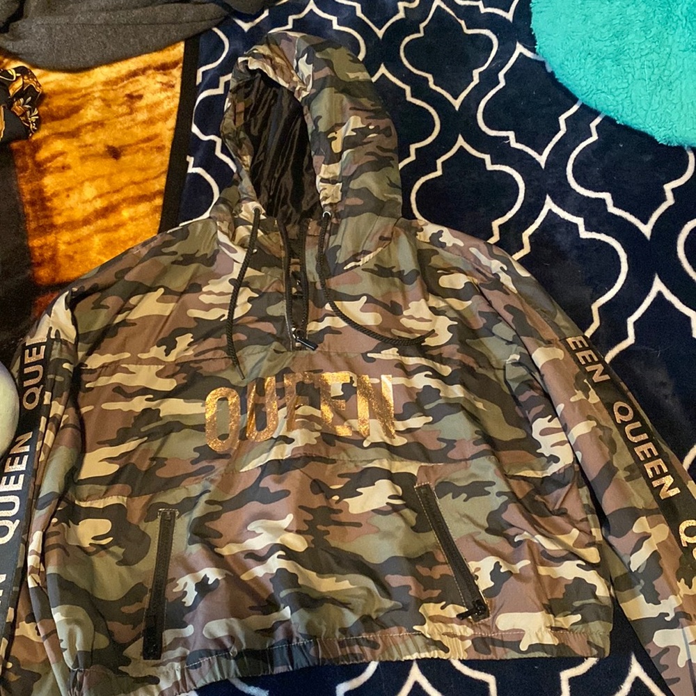 Cropped windbreaker with a queen logo in the middle